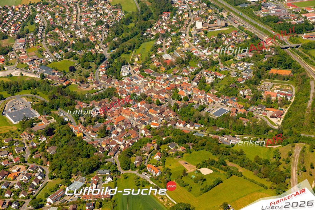 Das Luftbild zeigt :  Emskirchen - Die Luftaufnahme wurde 2024 vom UL-Flugzeug aus erstellt ( keine Drohne ) - Hochauflösende Luftaufnahme - Für grossformatige Ausdrucke geeignet. Die Geschenkidee !Mit Lizenz und Bildrechte bestellbar