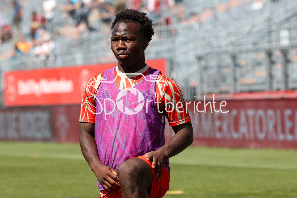 FC Würzburger Kickers - FC Bayern Amateure | Im Bild Nestory IRANKUNDA (FC Bayern München II #7) beim warmmachen vor der Partie / Regionalliga Bayern: FC Würzburger Kickers - FC Bayern München II, AKON Arena am 24.08.2024