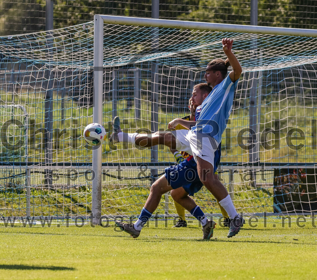 2023-09-16_068_FC_Langengeisling_gegen_TSV_Dorfen | Erding, Deutschland, 16.09.2023:
Fußball, Bezirksliga Oberbayern Ost 2023 / 2024, 9. Spieltag, FC Langengeisling gegen TSV Dorfen, Endergebnis: 3:1

Florian Brenninger (TSV Dorfen, #6), Maximilian Birnbeck (FC Langengeisling, #27)

Foto: Christian Riedel / fotografie-riedel.net