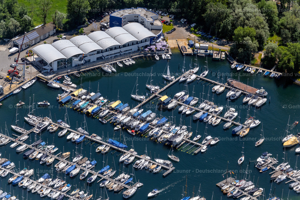 4031624 | KRESSBRONN AM BODENSEE 12.06.2020 Sportboot- Anlegestellen und Bootsliegeplätzen am Uferbereich des Bodensee im Ortsteil Schnaidt in Kressbronn am Bodensee im Bundesland Baden-Württemberg, Deutschland. Weiterführende Informationen bei: ULTRAMARIN Die Meichle + Mohr Marina. // Pleasure boat marina with docks and moorings on the shore area of Lake of Constance in the district Schnaidt in Kressbronn am Bodensee in the state Baden-Wuerttemberg, Germany. Further information at: ULTRAMARIN Die Meichle + Mohr Marina. Foto: Gerhard Launer