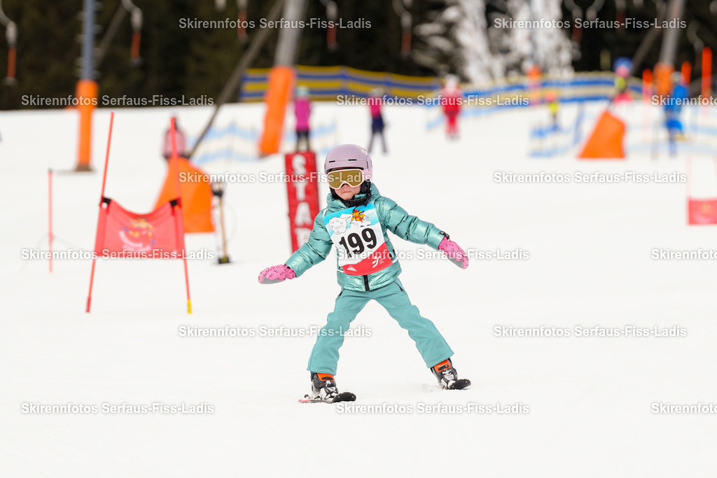SRF_02.01.2026_0252 | Skirennfotos,Serfaus,Fiss,Ladis,Kinderskirennen,Winter,Tirol,Oberland,skirace,SFL,feelfree,weil wir's genießen,ski,Ski,skifahren,Sonnenplateau, - Realisiert mit Pictrs.com