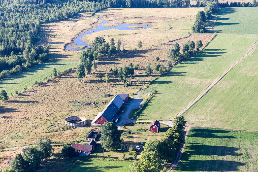 Aerial view: View of the town in Norra Arnön in the state Kronoberg, Sweden. – Photo: IMG_108119.jpg taken on 06/28/2018 by Werner Riehm/FLY-FOTO.com – Resolution of the original: 5472 x 3648 px