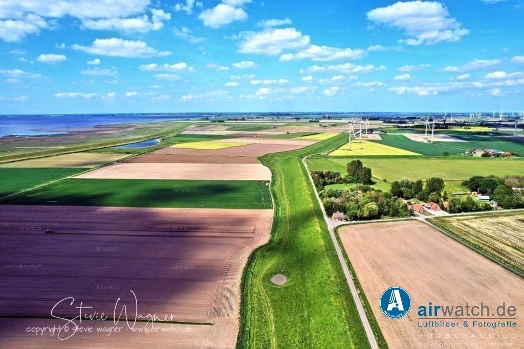 Luftbilder-Dithmarschen-Hilgroven-Hellschen-Heringsand-Unterschaar-airwatch-wagner | Ortsbeschreibung: Hellschen-Heringsand-Unterschaar liegt inmitten der Dithmarscher Marsch, nur wenige Kilometer von der Nordsee entfernt. Die ruhige Lage ohne Durchfahrtsstraße macht die Gemeinde zum Ferienort für Familien mit Kindern. Die Landschaft ist landwirtschaftlich geprägt, und vom stürmischen norddeutschen Wetter geformt. Wind und Weite sind die vorherrschenden Elemente.