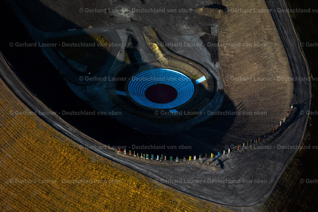 2993166 | Halde Haniel, die höchste ständig begehbare Bergehalde im Ruhrgebiet in Oberhausen und Bottrop mit Kreuzweg, Amphitheater und Totems