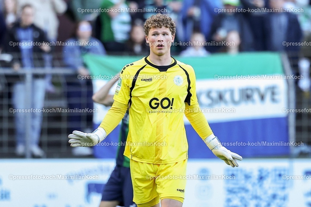 xKWIx24042601019 | 2026.04.24, xkwix, Fußball, Regionalliga West, FC Gütersloh -  Sportfreunde Lotte, Heidewaldstadion, 31.Spieltag, Saison 2025 / 2026: Luca Böggemann (VfL Sportfreunde Lotte #1) schaut erstaunt DFB regulations prohibit any use of photographs as image sequences and or quasi-video. Photo: xKamilxWilkowskixPressefotoKochx