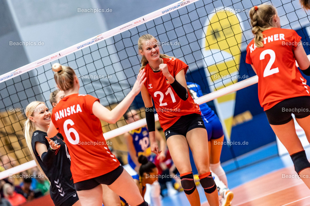 2022-00063373-Testspiel-Deutschland-Brasilien | Jubel Camilla WEITZEL #21 (Mittelblock) GER, 17.09.2022; Berlin Foto: Gerold Rebsch - www.beachpics.de
