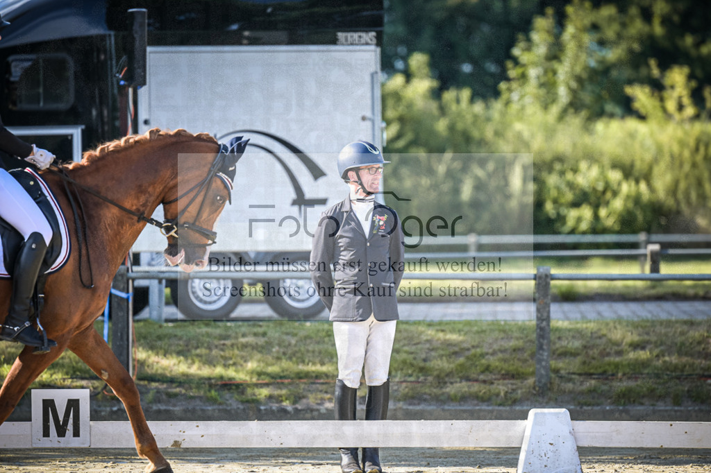 DOS_1124 | Entdecke hochwertige Reitturnierfotos von Foto Oger. Professionell, emotional und authentisch – jetzt Lieblingsmomente im Shop bestellen.Deutschlandweite Turnierfotografie. - Realisiert mit Pictrs.com