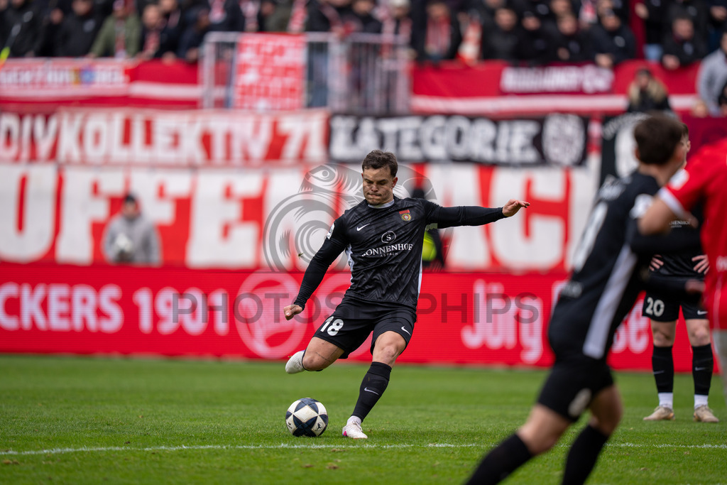 Kickers Offenbach vs. SG Sonnenhof Grossaspach, Fussball, Regionalliga Suedwest, 24. Spieltag, 14.03.2026 | Niklas Pollex (SG Sonnenhof Großaspach, #18) versuchts per direktem Freistoss,Kickers Offenbach vs. SG Sonnenhof Grossaspach, Fussball, Regionalliga Suedwest, 24. Spieltag, 14.03.2026Foto: photosbyphips/Philip Ziegler