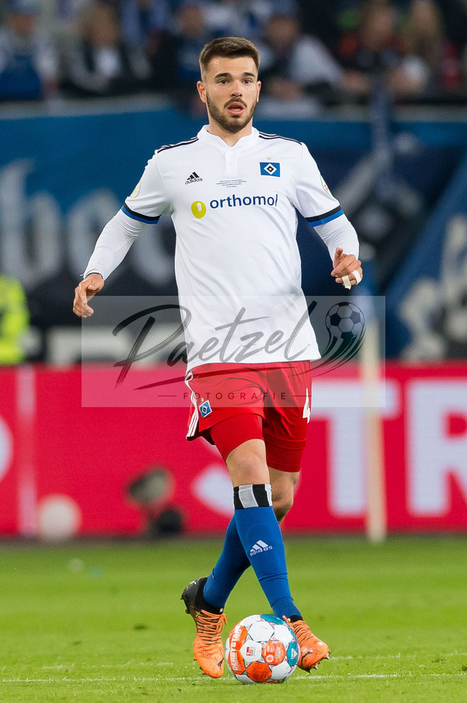 HSVSCF20220419_319 | Fussball, Herren: Mario Vuskovic (Hamburger SV) in Aktion, am Ball, Einzelaktion beim DFB-Pokal-Halbfinalspiel zwischen Hamburger SV und SC Freiburg im Volksparkstadion am 19.04.2022 in Hamburg, Deutschland.DFB / DFL REGULATIONS PROHIBIT ANY USE OF PHOTOGRAPHS AS IMAGE SEQUENCES AND/OR QUASI-VIDEO. - Realisiert mit Pictrs.com
