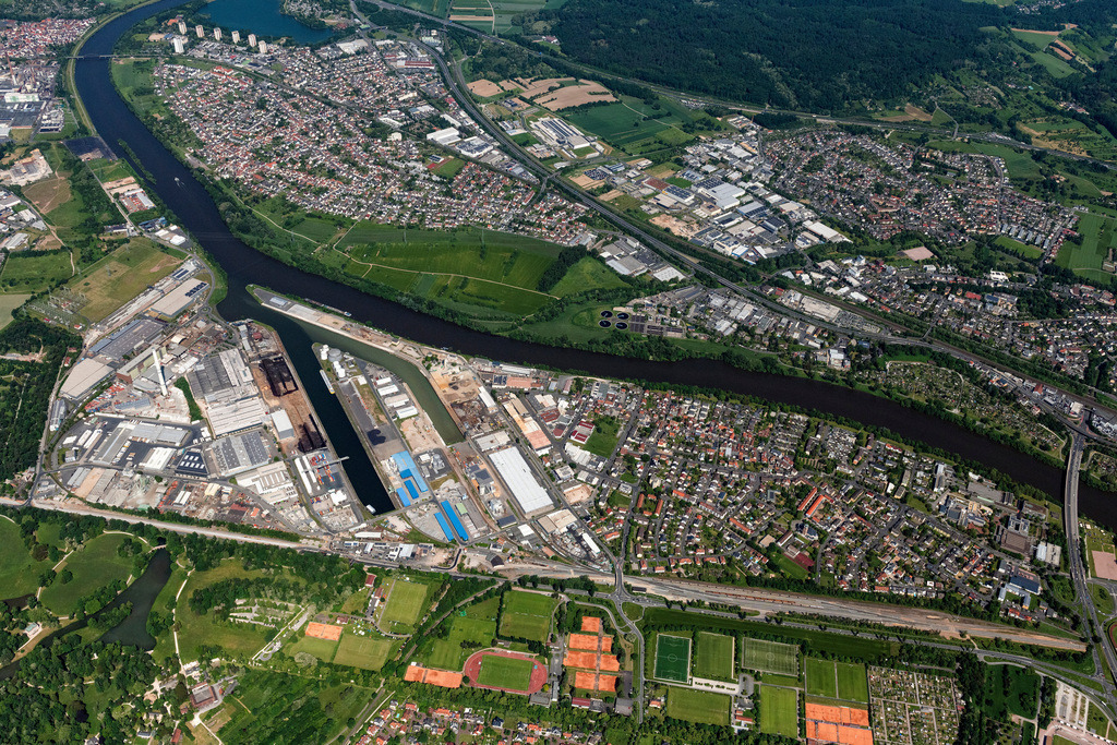dr__0107418.jpg | ASCHAFFENBURG 27.05.2023 Hafenanlagen mit Firmen am Ufer des Flußverlaufes des Main an der Hafenrandstraße in Aschaffenburg im Bundesland Bayern, Deutschland. // Port facilities on the banks of the river course of the on street Hafenrandstrasse in Aschaffenburg in the state Bavaria, Germany. Foto: Daniel Reiter
