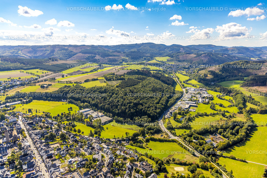 Schmallenberg220903784 | , Luftbild, Gewerbegebiet Breite Wiese, BundesstraÃŸe B236, Naturschutzgebiet Lennetal, Ruhrverband KlÃ¤ranlage, FALKE Factory Outlet, Schmallenberg, Sauerland, Nordrhein-Westfalen, Deutschland