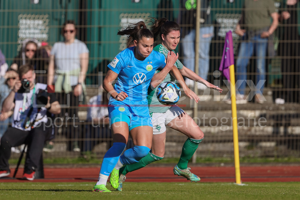 Fussball, Google Pixel Frauen-Bundesliga, SV Werder Bremen - VfL Wolfsburg | v.li.: Lena Oberdorf (VfL Wolfsburg, 5) und Chiara Hahn (SV Werder Bremen, 21) im Zweikampf, Duell, Dynamik, Aktion, Action, Spielszene, DIE DFB-RICHTLINIEN UNTERSAGEN JEGLICHE NUTZUNG VON FOTOS ALS SEQUENZBILDER UND/ODER VIDEOÄHNLICHE FOTOSTRECKEN. DFB REGULATIONS PROHIBIT ANY USE OF PHOTOGRAPHS AS IMAGE SEQUENCES AND/OR QUASI-VIDEO.