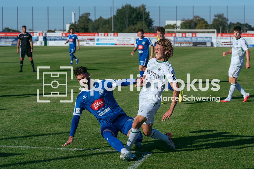 SSVg Velbert 02 – Borussia Mönchengladbach | Tristan Duschke (SSVg Velbert 02) bei einer Grätsche gegen Hugo Bolin (Borussia Mönchengladbach). Testspiel zwischen der SSVg Velbert 02 und Borussia Mönchengladbach in Velbert, 12.08.2026. Endstand: 0:8. sportimfokus / Marcel Schwering - Realisiert mit Pictrs.com