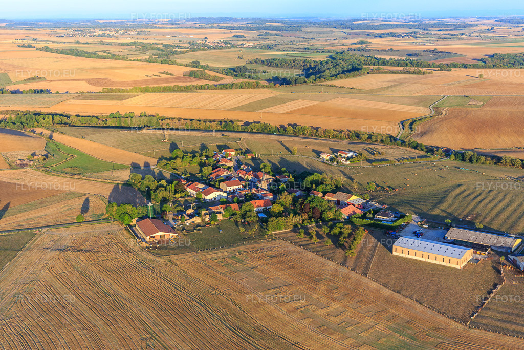 Vue aérienne: Vue de la ville depuis l'ouest à Clérey-sur-Brenon dans le département Meurthe et Moselle, France – .Photo: IMG_117894.jpg prise le 14/09/2019 par Werner Riehm/FLY-FOTO.eu – Résolution de l'original: 5472 x 3648 px