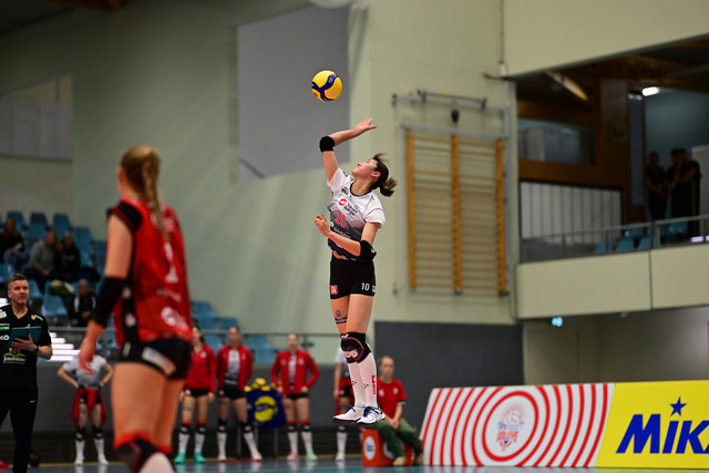 Volleyball I Frauen I Saison 2025-2026 I Bundesliga I 5. Spieltag I ETV Hamburger Volksbank Volleys - Dresdner SC I 08369 | Miku Akimoto (10, Dresdner SC) - Realisiert mit Pictrs.com