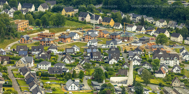 Meschede220600877 | Luftbild, ehemalige evang. Johanneskirche als Wohnung, Baustelle mit Neubau Wohngebiet Waldstraße auf dem ehemaligen Ziegelei- und Betonwerkgelände, Meschede-Stadt, Meschede, Sauerland, Nordrhein-Westfalen, Deutschland
