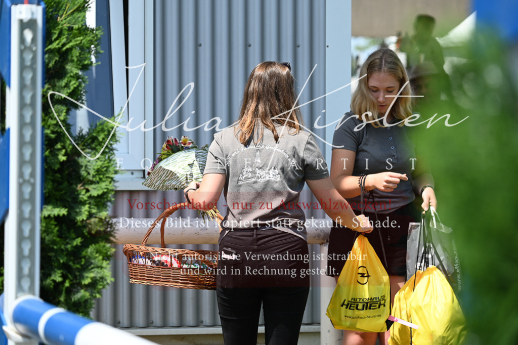 DSC_9906 | Pferde- und Turnierfotografie in Westsachsen. Pferdeportraits, Auftragszeichnungen und intuitive Kunst.