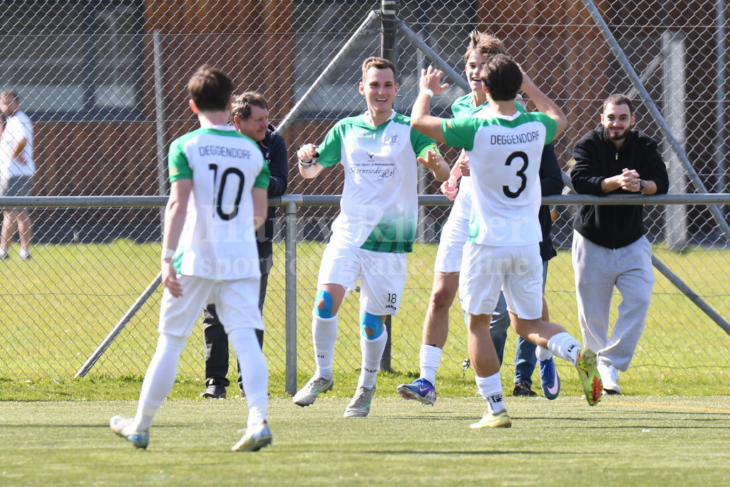 SpVgg GW Deggendorf : SV Hofkirchen | Torjubel bei der SpVgg GW Deggendorf: Matthias Schaefer (SpVgg GW Deggendorf #18) - Realisiert mit Pictrs.com