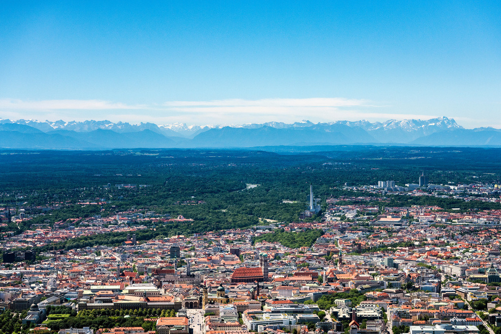 dr__0053664.jpg | MüNCHEN 12.06.2020 Stadtzentrum im Innenstadtbereich mit dem Gebirgszug der Alpen im Hintergrund in München im Bundesland Bayern, Deutschland. Weiterführende Informationen bei: Landeshauptstadt München. // The city center in the downtown area with the mountain range of the Alps in the background in Munich in the state Bavaria, Germany. Further information at: Landeshauptstadt Muenchen. Foto: Daniel Reiter