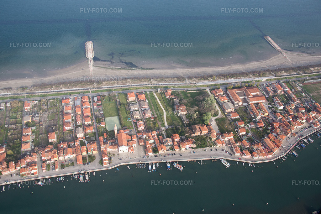 Aerial view: View of the town in Sant'Antonio in the state Veneto, Italy. – Photo: IMG_087551.jpg taken on 04/06/2016 by Werner Riehm/FLY-FOTO.com – Resolution of the original: 5472 x 3648 px