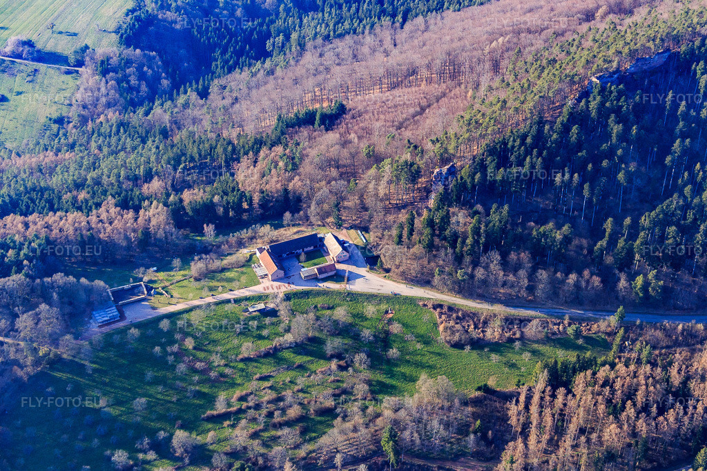 Vue aérienne: Café des 4 Châteaux et Boutique et Billetterie Burg Fleckenstein à Lembach dans le département Bas Rhin, France.Photo: IMG_086702.jpg prise le 26/03/2016 par Werner Riehm/FLY-FOTO.euRésolution de l'original: 4953 x 3302 pxWWW.FLECKENSTEIN.FRWWW.FLECKENSTEIN.FR