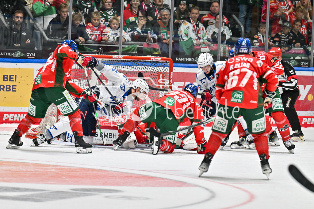 Augsburger Panther - Adler Mannheim | in dieser Szene können Tim WOHLGEMUTH (Augsburger Panther 33) und Peyton JONES (Augsburger Panther 41) gemeinsam ein Gegentor verhindern / DEL: Augsburger Panther - Adler Mannheim; Curt Frenzel Stadion am 14.09.2025
