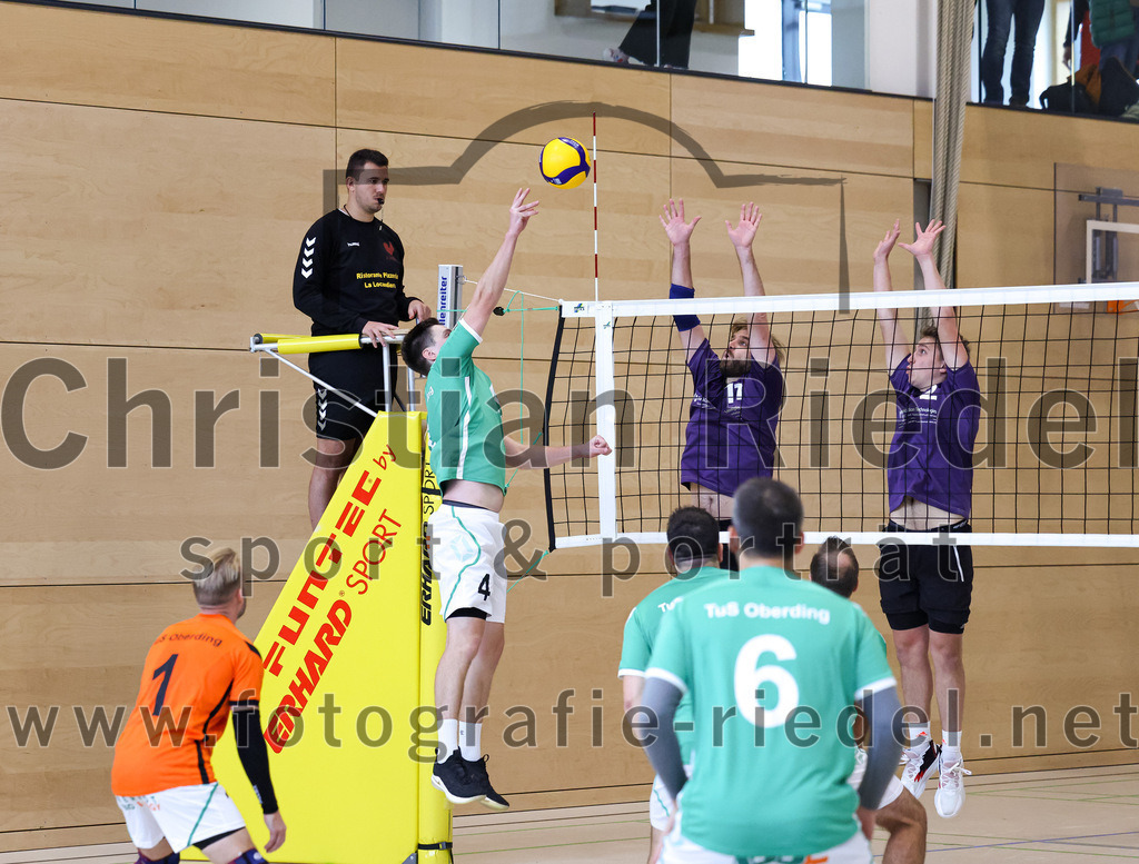 2022-11-12_111_TuS_Oberding_gegen_SC_Freising_II | Oberding, Deutschland, 12.11.2022:
Volleyball, Bezirksliga Ost 2022 / 2023, 7. Spieltag, TuS Oberding gegen MTV Pfaffenhofen II, Endergebnis: 3:2

Peter Koch (TuS Oberding, #4), Wolfgang Zeitlhöfler (SC Freising, #11), Florian Wenz (SC Freising, #2)

Foto: Christian Riedel / fotografie-riedel.net