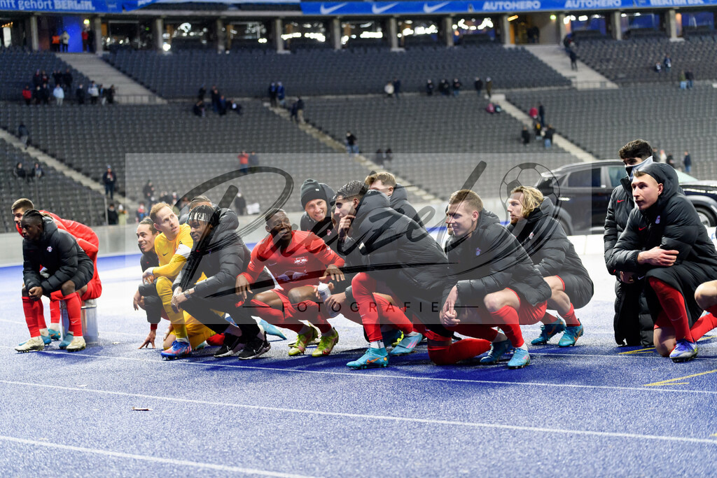 BSCRBL20220220_107 | Fussball, Herren: . Spieler von RB Leipzig Schlussjubel, jubelt nach dem 1:6 Sieg bei dem Spiel der 1. Bundesliga zwischen Hertha BSC und RB Leipzig im Olypiastadion am 20.02.2022 in Berlin, Deutschland.DFB / DFL REGULATIONS PROHIBIT ANY USE OF PHOTOGRAPHS AS IMAGE SEQUENCES AND/OR QUASI-VIDEO. - Realisiert mit Pictrs.com