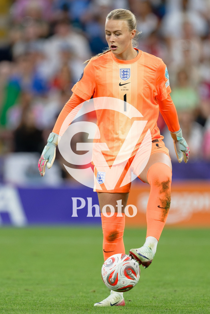 England v Italy - UEFA Women's EURO 2025 Semi-Final | GENEVA, SWITZERLAND - JULY 22:  Hannah Hampton of England controls the ball   during the UEFA Women's EURO 2025 Semi-Final match between England and Italy at Stade de Geneve on July 22, 2025 in Geneva, Switzerland. (Photo by Giuseppe Velletri/Sports Press Photo/Getty Images)