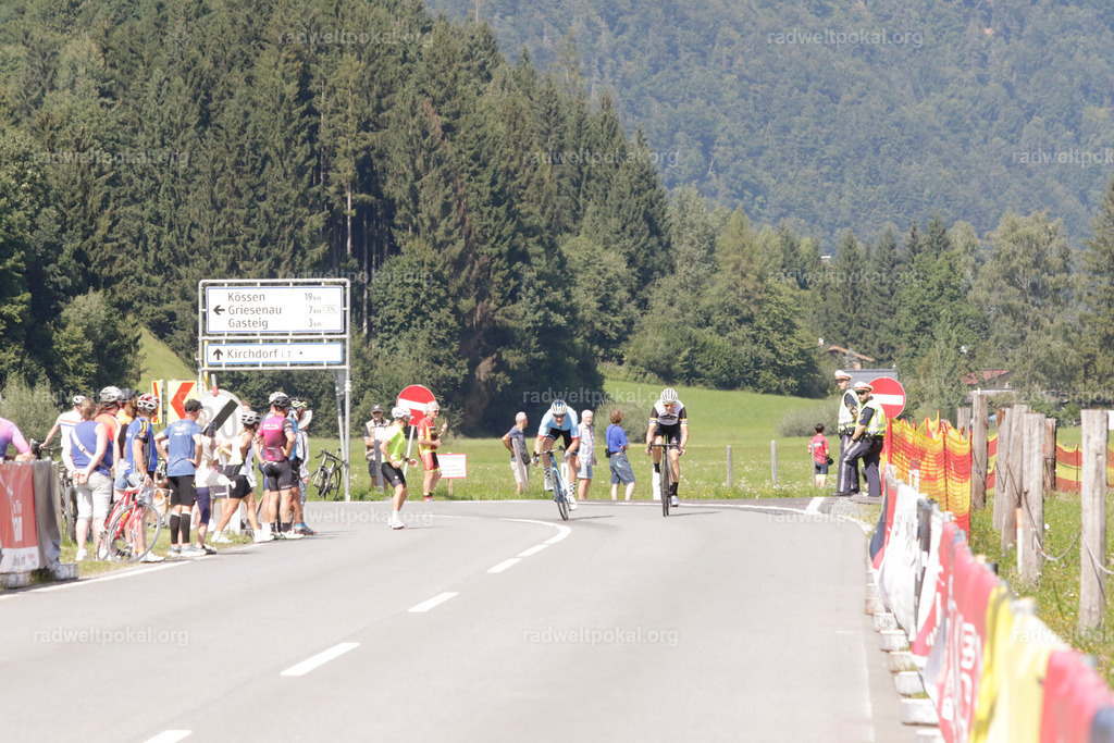988_20230817_Bewerb_Maenner_Muehlanger | AUT - OESTERREICH, 2023-08-16: SPORT RENNRAD-FAHREN - 55. INTERNATIONALER RADWELTPOKAL IN ST. JOHANN IN TIROL  - Vintage-Radrennen mit WM-Bronze-Medaillen-Siegerin Christina Schweinberger, den Teilnehmer und Alexander Baumann (vom Orginastions-Team) - TAG 2 BEWERB MAENNER IN SECHS GRUPPEN  ; Foto: Roland Muehlanger