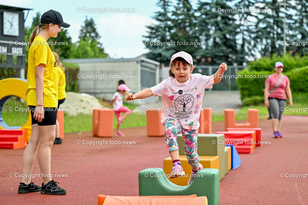 Kindergarten Olympiade 2024_ Stadion Traun_ 07.06.2024-99 | 07.06.2024, Stadion der Stadt Traun, AUT, Kindergarten Olympiade 2024, im Bild Kinder, Hindernis, Fussball, Laufen, Action