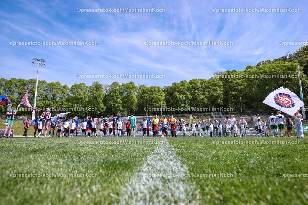 WSV02052601013 | 02.05.2026, Fußball, RL West, Wuppertaler SV - FC Gütersloh, Regionalliga Herren, 32. Spieltag, Stadion am Zoo in Wuppertal, Saison 2025 2026: Einlaufen der Mannschaften vor dem Spiel mit Einlaufkindern an der Seite DFB regulations prohibit any use of photographs as image sequences and or quasi-video.