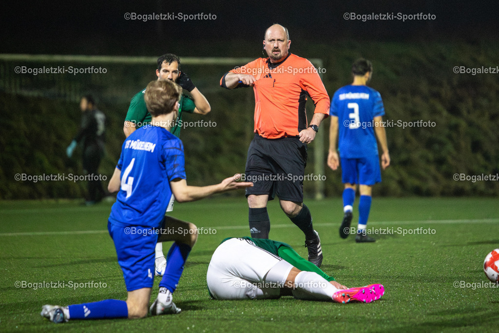 Kreispokal DU/MH/DIN, Achtelfinale, TuS Mündelheim - VfB Speldorf, Duisburg, Germany | 16.01.2026, Fussball, Kreispokal DU/MH/DIN, TuS Mündelheim - VfB Speldorf: Schiedsrichter Thorsten Dreier greift zur Karte - Realisiert mit Pictrs.com