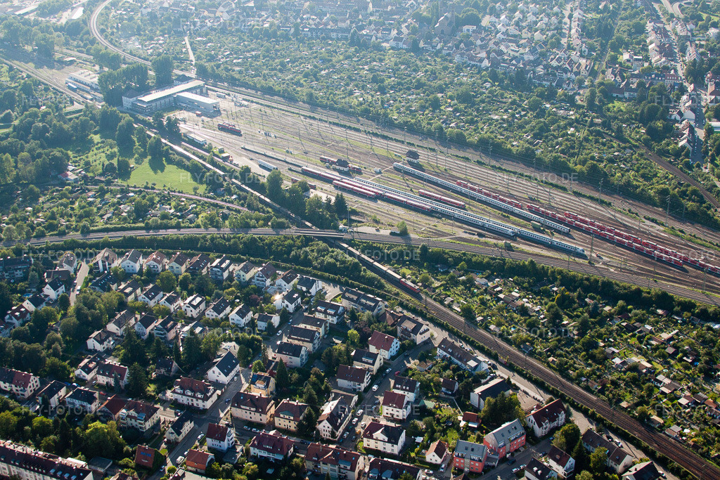 Luftbild: Bahnbetriebswerk im Ortsteil Weiherfeld - Dammerstock im Ortsteil Beiertheim-Bulach in Karlsruhe im Bundesland Baden-Württemberg in Deutschland. Foto: IMG_32304.jpg vom 21.08.2010 durch Werner Riehm/FLY-FOTO.de
