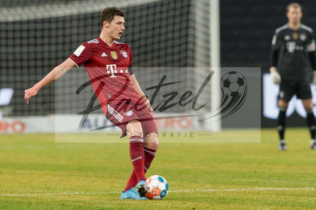 BSCFCB20220123_277 | Fussball, Herren: Benjamin Pavard (FC Bayern Muenchen) in Aktion, am Ball, Einzelaktion bei dem Spiel der 1. Bundesliga zwischen Hertha BSC und FC Bayern Muenchen im Olypiastadion am 23.01.2022 in Berlin, Deutschland.DFB / DFL REGULATIONS PROHIBIT ANY USE OF PHOTOGRAPHS AS IMAGE SEQUENCES AND/OR QUASI-VIDEO. - Realisiert mit Pictrs.com