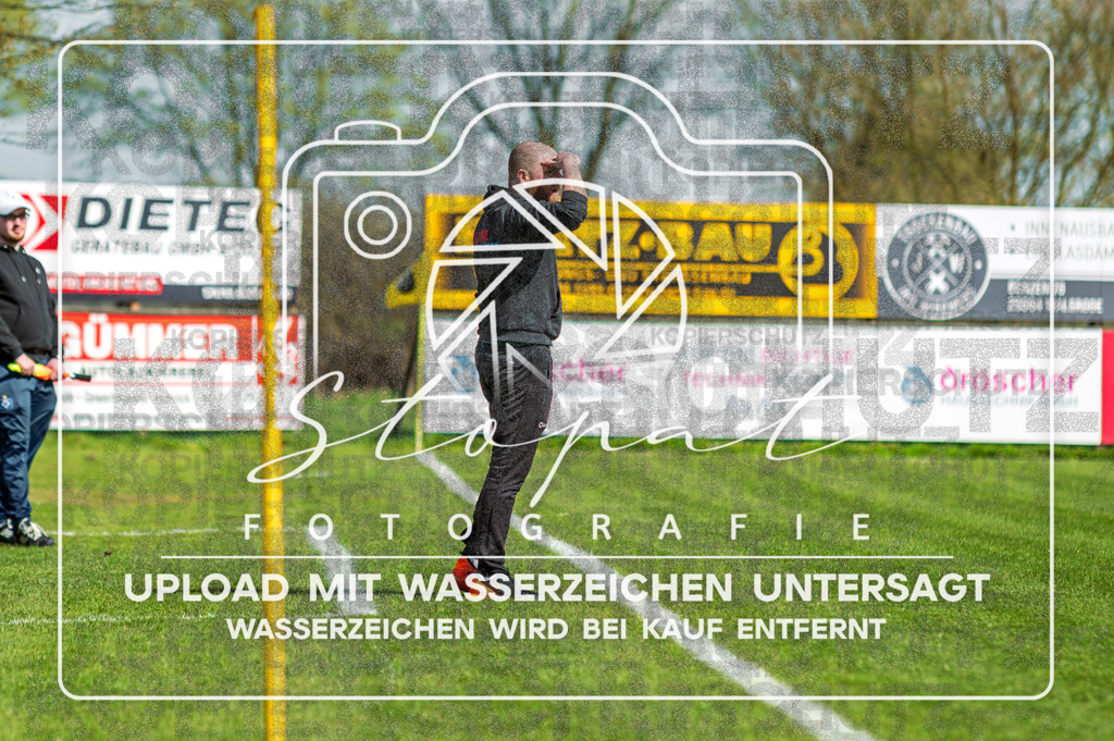 SGFTUS-1023 | Daniel Hilzenbecher (TuS Eversen-Sulze - Trainer) beim Damen Kreisliga HK/CE Spiel zwischen SG Fulde und TuS Eversen-Sulze im Fulder Zentralstadion, Fulde (Simon Paul Stopat) - Realisiert mit Pictrs.com