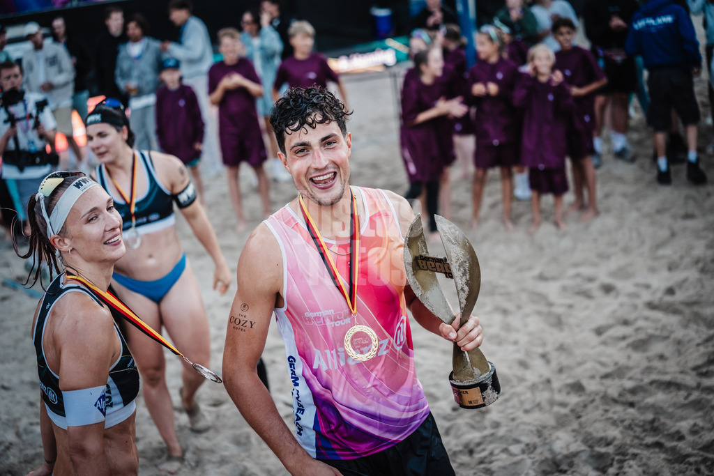 Beachvolleyball | Frauen und Männer | Deutsche Meisterschaften 2025 Timmendorfer Strand | 07.09.2025 | Sven Winter bei der Siegerehrung