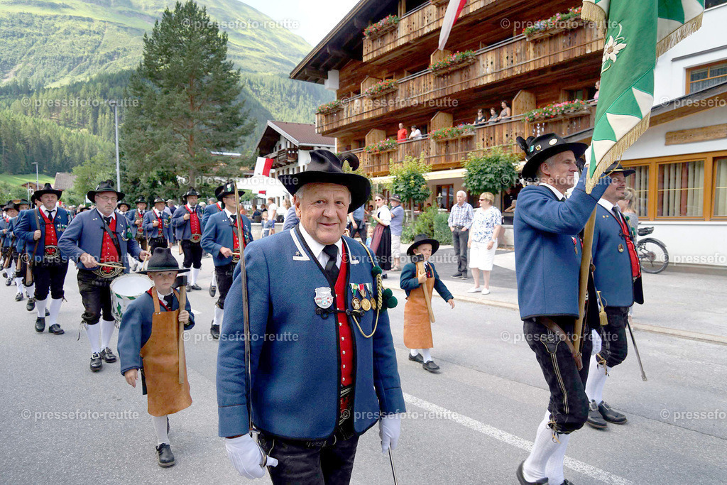 e35-news-2023-Juli23-Regimentsschuetzenfest3-Steeg-UMZUG_DORF-DSC07519 | Info aus dem Bezirk Reutte/Ausserfern Tirol sowie eine umfangreiche Bilddatenbank über die gesamte Region: Lechtal, Talkessel Reutte, Tannheimertal, Zwischentoren. Lech, Plansee, Zugspitze, Grenztunnel, B179, Fernpassstraße, Verkehr, Lawinen, Tradition, - Realisiert mit Pictrs.com