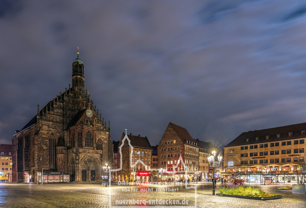 Hauptmarkt vor dem Christkindlesmarkt | Das Foto entstand kurz vor dem Aufbau zum Christkindlesmarkt 2022 - "Die Ruhe vor dem Sturm", da im Jahr 2022 die Sehenswürdigkeiten in Nürnberg nicht angestrahlt werden, ist die Frauenkirche ohne zusätzliche Beleuchtung. - Realisiert mit Pictrs.com