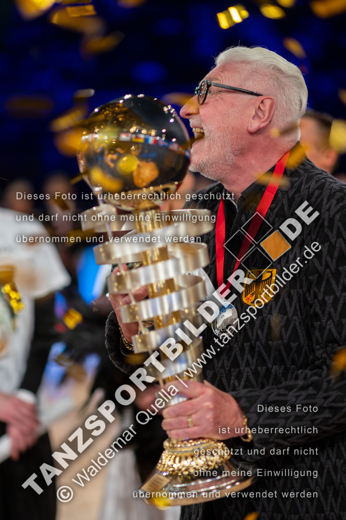 20251206-05822 | Hier finden Sie Tanz Bilder vom Latein und Standard Formationen tanzen. Sportbilder vom Tanzsport. Schöne Fotos und von Weltmeisterschaft, Europameisterschaft, Bundesliga, Regionalliga, Oberliga und Landesliga sowie von GOC Stuttgart, DanceComp, WM Bremen