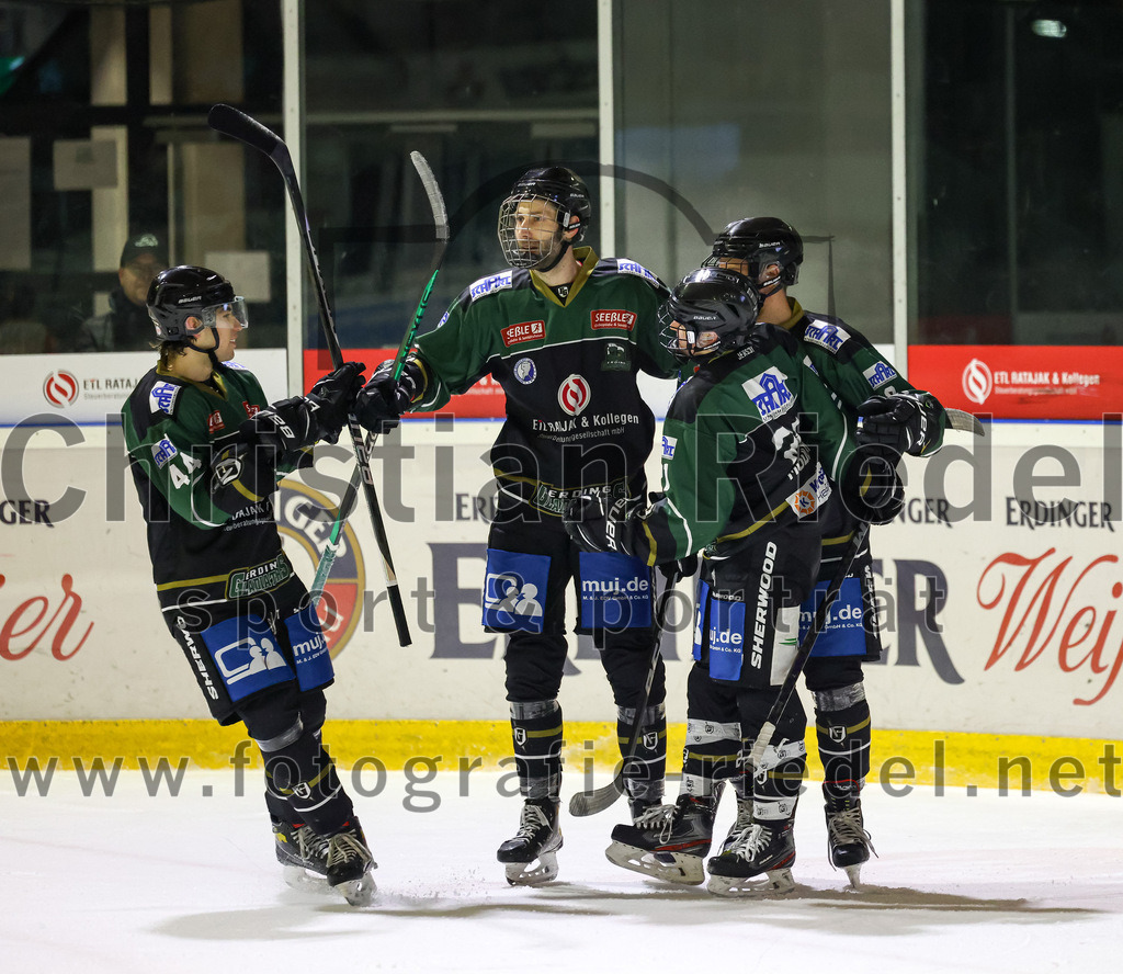 2022-12-09_144_TSV_Erding_gegen_EHC_Waldkraiburg | Erding, Deutschland, 09.12.2022:
Eishockey, Bayernliga 2022 / 2023, 19. Spieltag, TSV Erding gegen EHC Waldkraiburg, Endergebnis: 9:2

Paul Wallek (Erding Gladiators, #44), Florian Zimmermann (Erding Gladiators, #5), Erik Modlmayr (Erding Gladiators, #21)

Foto: Christian Riedel / fotografie-riedel.net