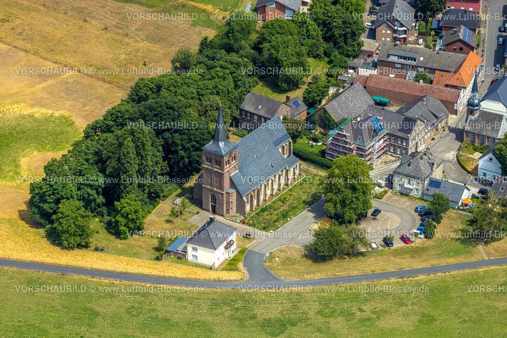 Wesel220703379 | Luftbild, Baustelle Anbau am Pastor-Kühnen-Platz, links die kath. St. Johannes Kirche, rechts die Kirche evang. Dorfkirche Bislich, Bislich, Wesel, Niederrhein, Nordrhein-Westfalen, Deutschland