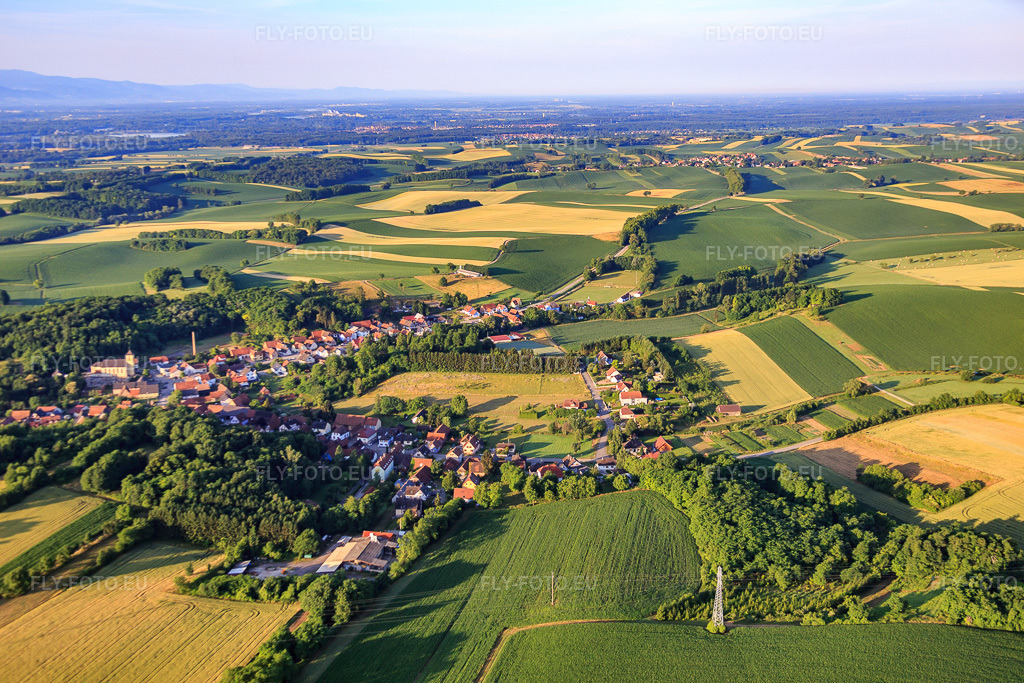 Vue aérienne: Vue de la ville depuis le nord à Neewiller-près-Lauterbourg dans le département Bas Rhin, France – .Photo: IMG_082906.jpg prise le 26/06/2015 par Werner Riehm/FLY-FOTO.eu – Résolution de l'original: 5472 x 3648 px