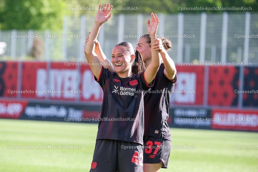 xsscx26042601047 | 26.04.2026, xsscx, Frauen Fussball, Bayer 04 Leverkusen - SC Freiburg, 1. Fussball Bundesliga, 23. Spieltag, Ulrich-Haberland-Stadion, Saison 2025 2026: Die Mannschaft von Bayer 04 Leverkusen mit Sana Coskun (Bayer Leverkusen #42) und Carlotta Wamser (Bayer Leverkusen #37) feiern ihren Sieg gegen den SC Freiburg mit den Fans DFB regulations prohibit any use of photographs as image sequences and or quasi-video. Photo: xSandraxScherningxPressefotoKochx