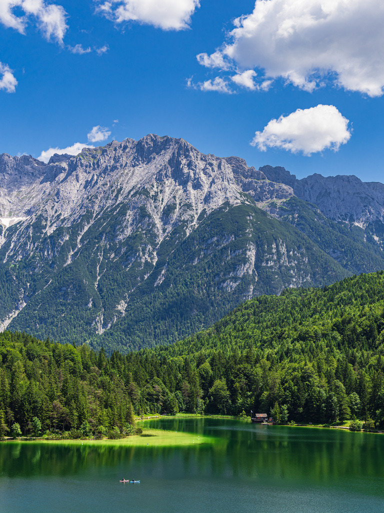 Blick über den Lautersee auf das Karwendelgebirge bei Mittenwald | Blick über den Lautersee auf das Karwendelgebirge bei Mittenwald.