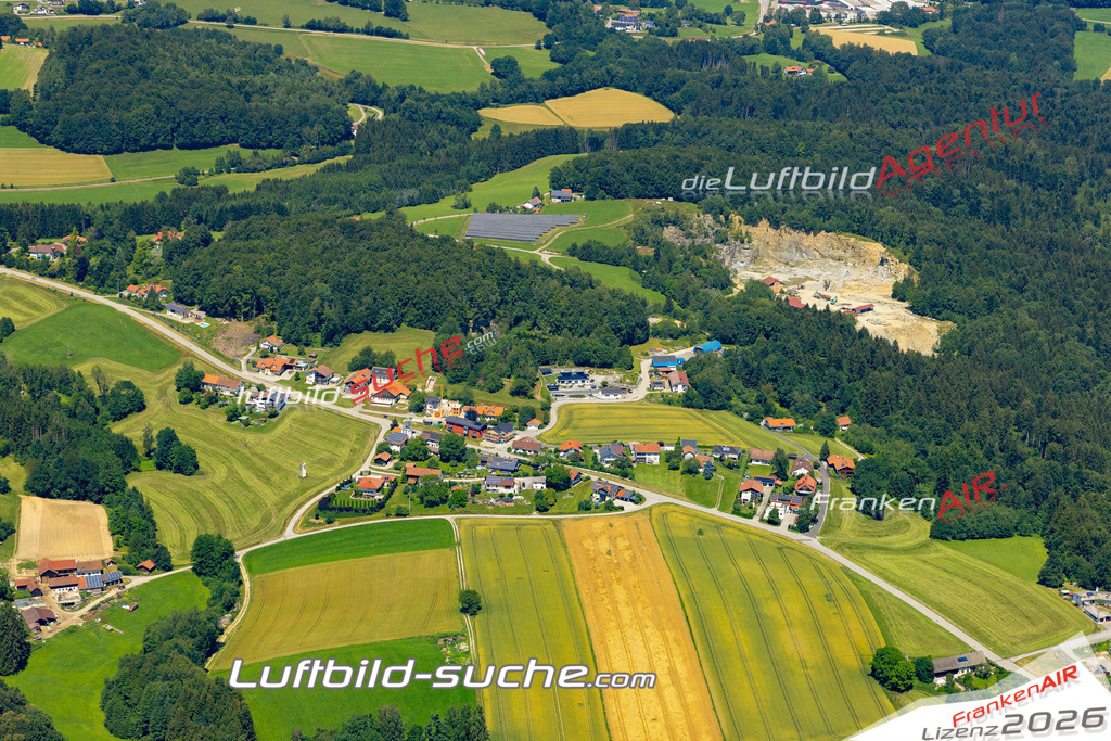 Aktuelles Luftbild von  Fürstenstein - Die Luftaufnahme wurde 2022 mittels UL-Flugzeug erstellt ( keine Drohne ) - hochauflösende Kamera-Systeme von  Canon -Beste Qualität - Für grossformatige Ausdrucke geeignet. Die Geschenkidee !