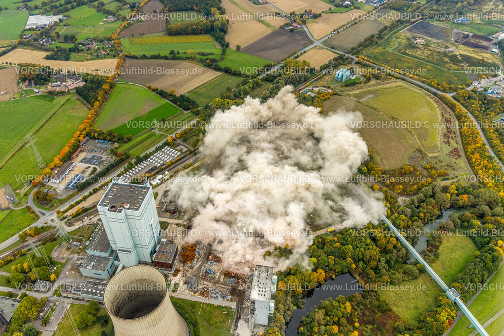 Hamm251000216Gersteinwerk | Luftbild, mit großem interesse verfolgten tausende Zuschauer die Sprengung des Gersteinwerk Schornsteins mit einer halben Stunde Verspätung. Der 282 Meter hohe RWE-Schornstein fiel exakt in das vorbereitete Schotterbeet. Stadtgrenze Werne, Hamm Nordrhein-Westfalen, Deutschland