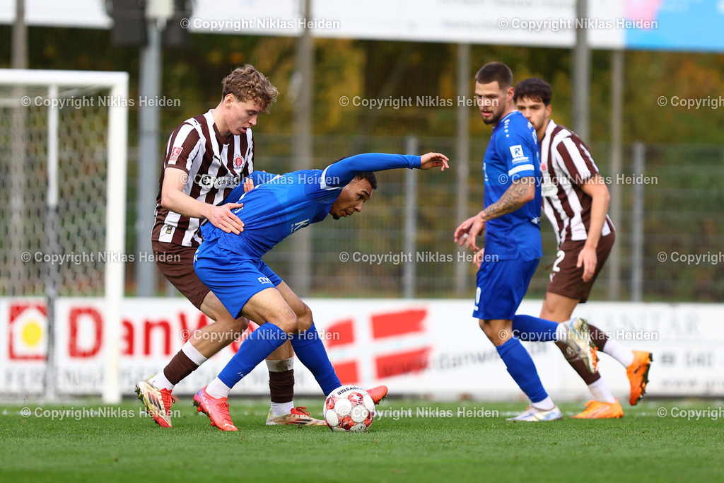 NH_FCStPauliU23_SVMeppen_RegionalligaNord_02112025 | #4 Jannik Westphal (FC St. Pauli U23), #7 Oliver Issa Schmidt (SV Meppen)Fußball I Herren I Regionalliga Nord I Saison 2025-2026 I 17. Spieltag I FC St. Pauli U23 - SV Meppen I 02.11.2025 I Edmund-Plambeck-Stadion