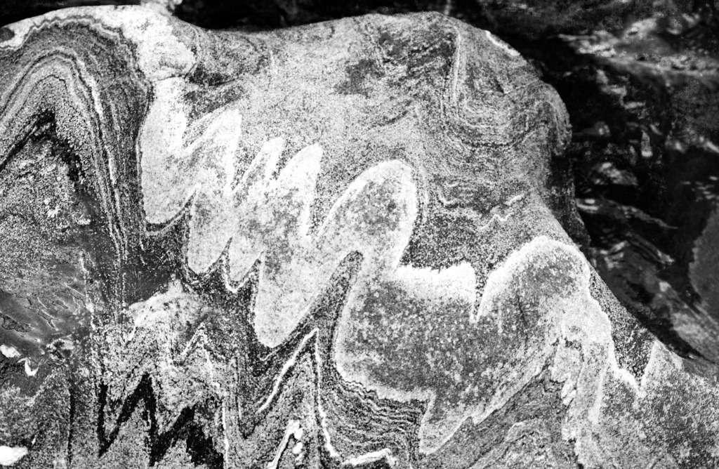 Steinwort_Vrzasca_Maserung_9432sw | Steinwort gefunden im Valle Verzasca, Tessin, Schweiz.
Steinmaserung im Flußtal der Verzasca.
analoge schwarz-weiss Fotografie. Fotografiert mit Hasselblad, gescannt, gedruckt auf Hahnemühle Photo Rag Velvet.