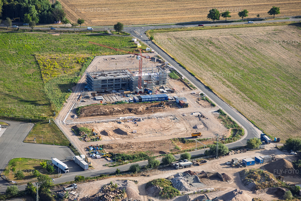 Luftbild: Baustelle für das neue Campus von X2E für Verwaltungs- und Produktionsgebäude in Rohrbach im Bundesland Rheinland-Pfalz in Deutschland. – Foto: IMG_158456.jpg vom 06.08.2026 durch Werner Riehm/FLY-FOTO.de – Auflösung des Originals: 6000 x 4000 px – X2E GmbH | Automotive Data Logging Solutions